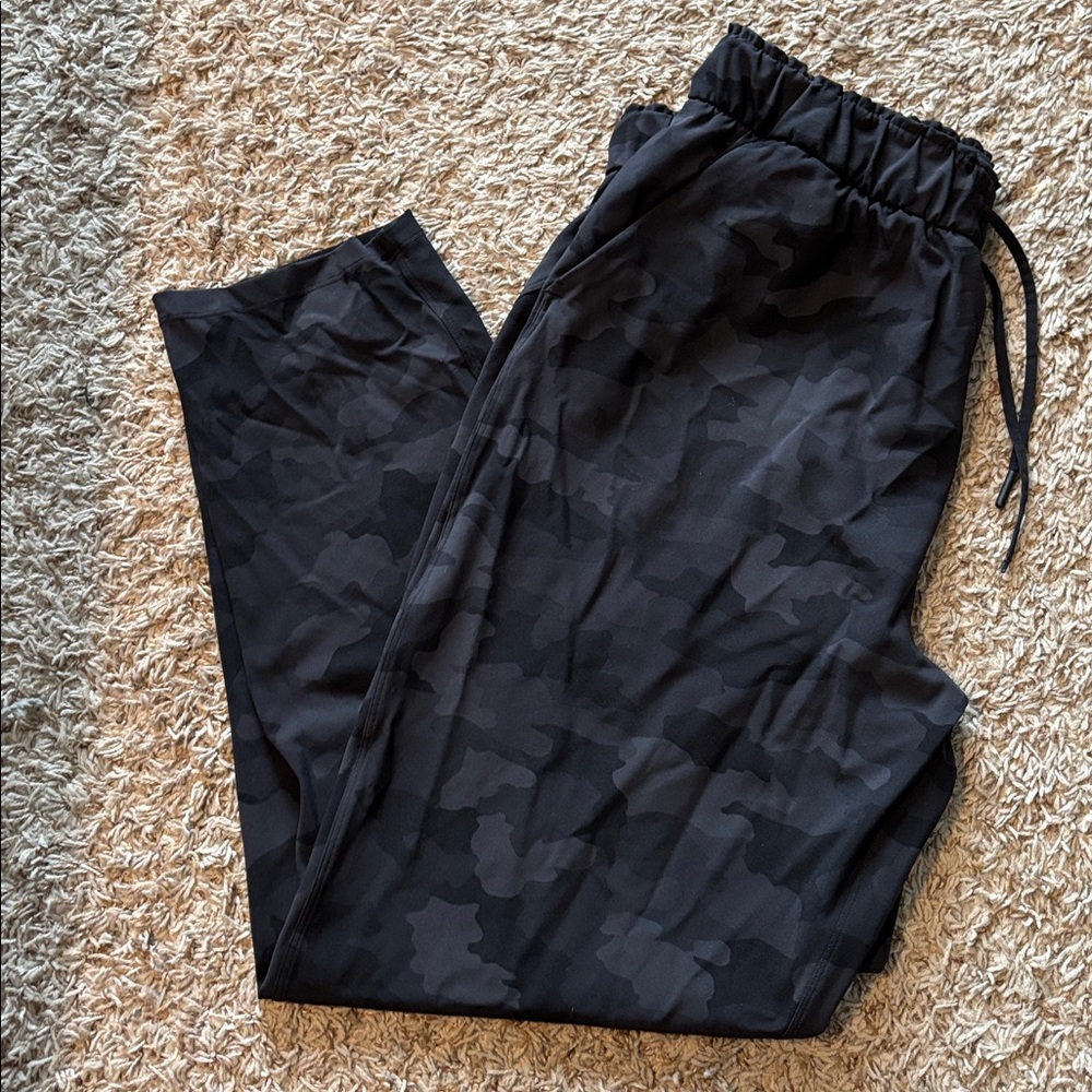 lululemon athletica Women’s On the Go Dark Camo Joggers sz 12